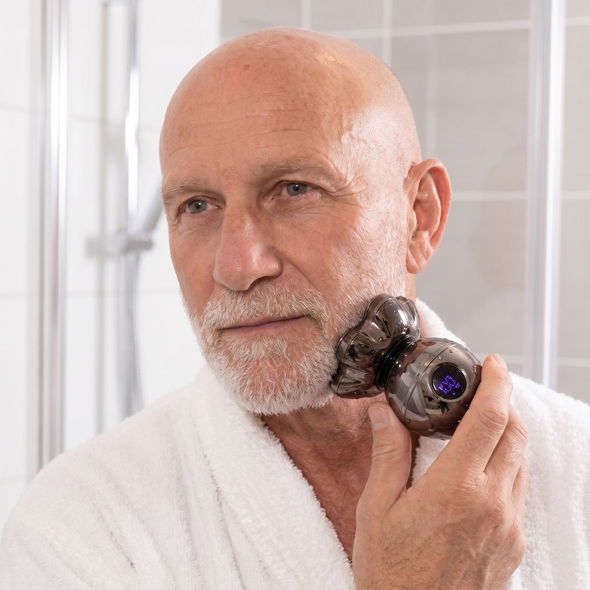 Homme se rasant la barbe avec le rasoir Aeroblade